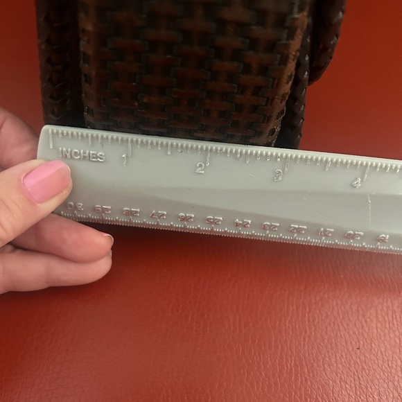 Vintage 1960’s hand tooled floral embossed leather purse. Brass Hardware. - Picture 10 of 12